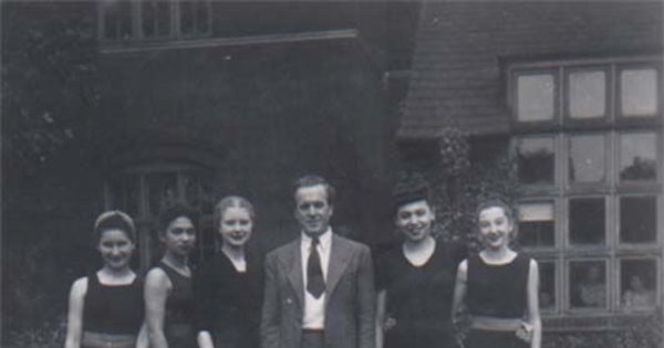 Malucha Solari con profesores y compañeras de la escuela Sadler's, 1947
