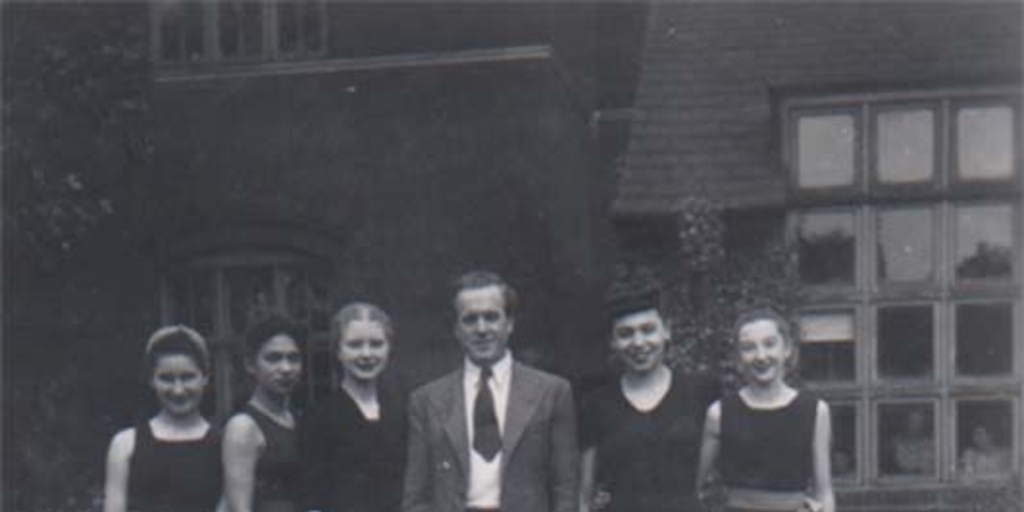 Malucha Solari con profesores y compañeras de la escuela Sadler's, 1947