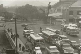 Transporte público circulando sobre puente del Río Mapocho, ca. 1969