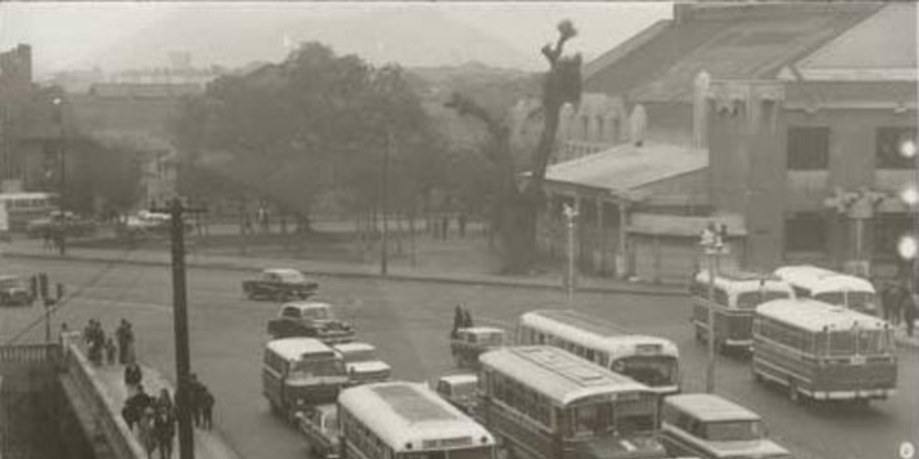 Transporte público circulando sobre puente del Río Mapocho, ca. 1969