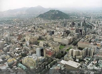 Fotografía aérea del sector de la Alameda hacia el cerro San Cristóbal, 2001