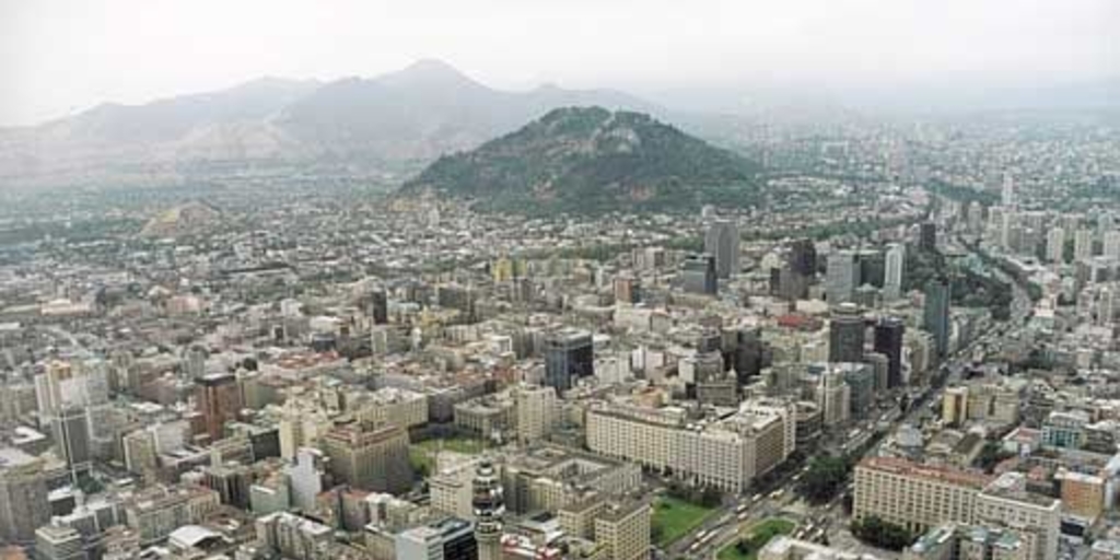 Fotografía aérea del sector de la Alameda hacia el cerro San Cristóbal, 2001