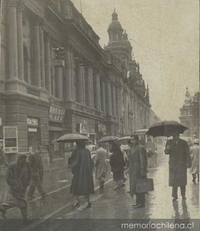 Peatones circulan en la intersección de las calles Ahumada y Compañía, ca. 1950
