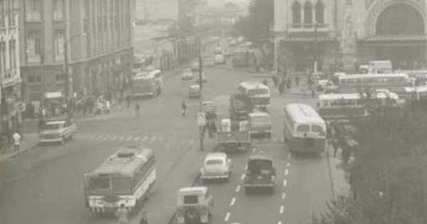 Transporte público y particular en la calle Ismael Valdés Vergara, Santiago, ca. 1970