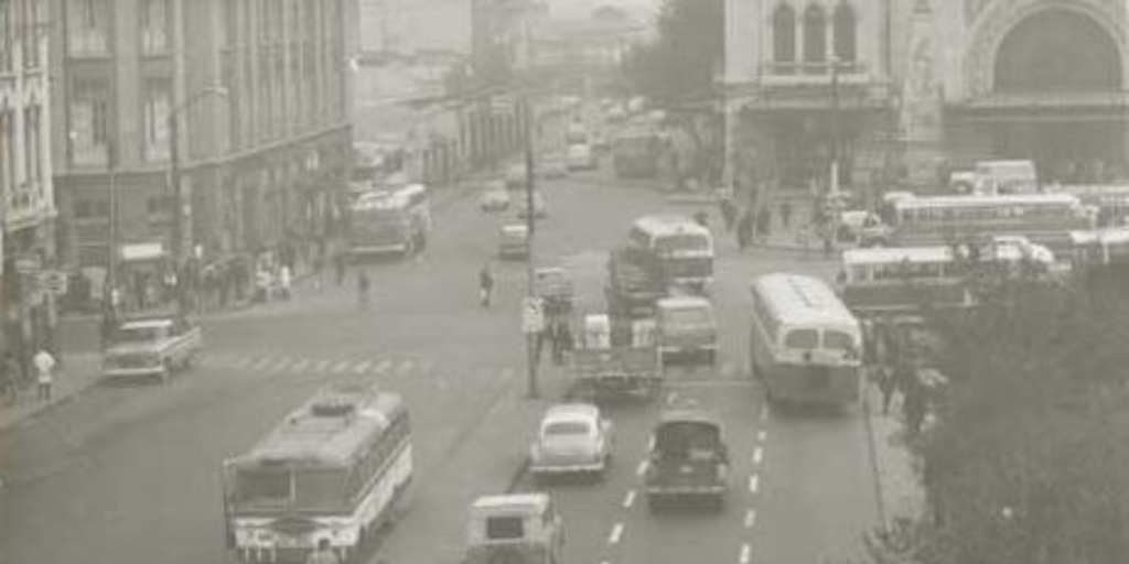 Transporte público y particular en la calle Ismael Valdés Vergara, Santiago, ca. 1970