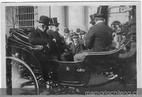 Don Pedro Montt acompañado de Elías Fernández Albano, camino a la estación para emprender viaje al extranjero, 1910