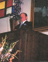 Obispo Javier Vásquez predicando en Catedral Evangélica, ca. 1989