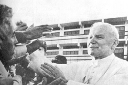 Papa Juan Pablo II bendiciendo a chilenos, 1985