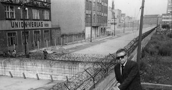 Luis Hernández Parker en el Muro de Berlín, 1960