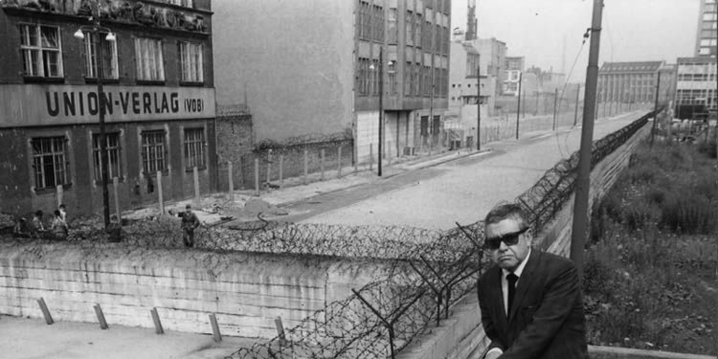 Luis Hernández Parker en el Muro de Berlín, 1960