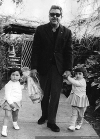 Luis Hernández Parker junto a su nieta María José De la Barra y su hija Paula, 1963