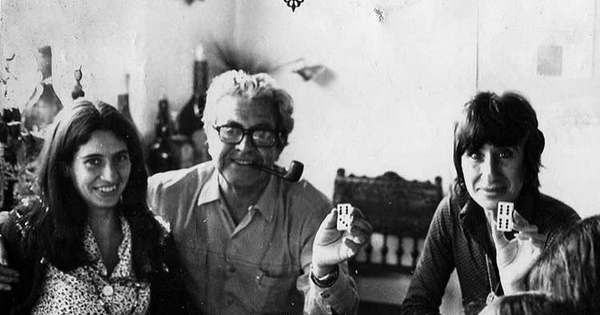Luis Hernández Parker con su nuera Marian Salamovich y su esposa María Inés Solimano, jugando dominó