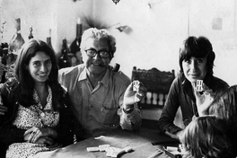 Luis Hernández Parker con su nuera Marian Salamovich y su esposa María Inés Solimano, jugando dominó