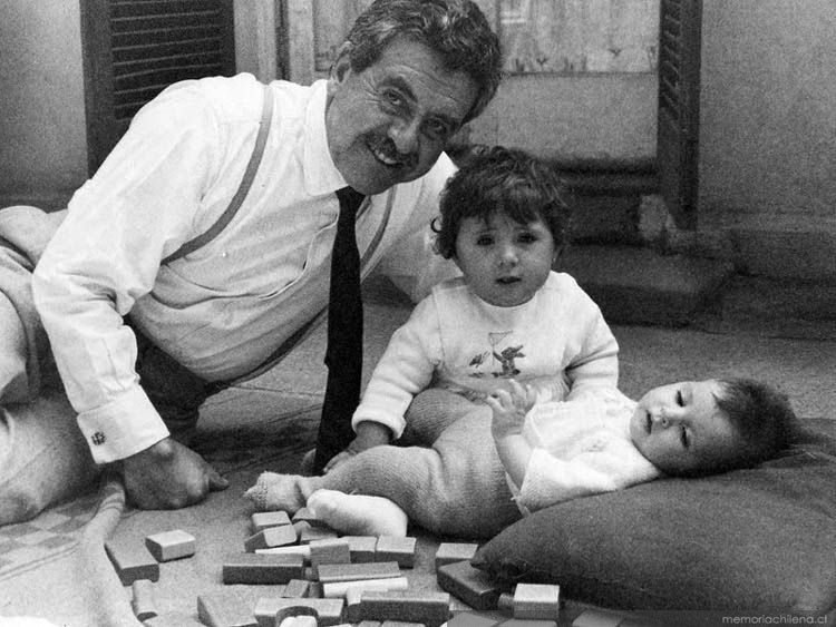 Luis Hernández Parker junto a sus hijas Paula y Francisca, 1962