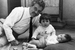 Luis Hernández Parker junto a sus hijas Paula y Francisca, 1962
