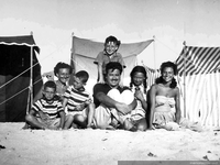 Hernández Parker con amigos y sus hijos Rafael y Silvia en el Quisco, 1954
