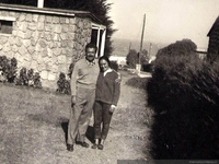 Luis Hernández Parker con su hija Silvia en el Quisco, ca. 1962