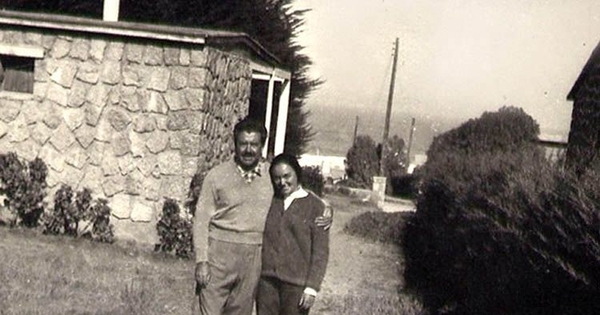 Luis Hernández Parker con su hija Silvia en el Quisco, ca. 1962