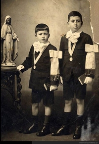 Luis Hernández Parker junto a su hermano Eduardo en su Primera Comunión, 1918