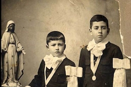 Luis Hernández Parker junto a su hermano Eduardo en su Primera Comunión, 1918