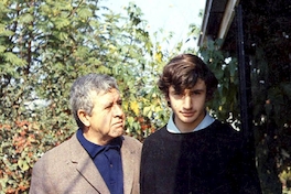 Luis Hernández Parker junto a su hijo Iván, 1969