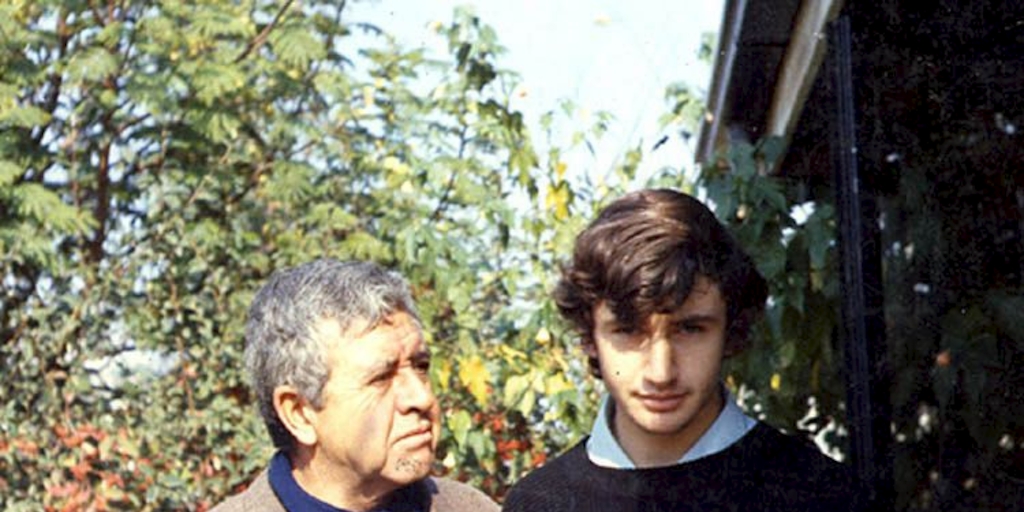 Luis Hernández Parker junto a su hijo Iván, 1969