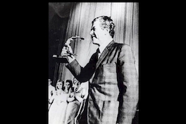 Luis Hernández Parker recibiendo el Premio Nacional de Periodismo, 1954