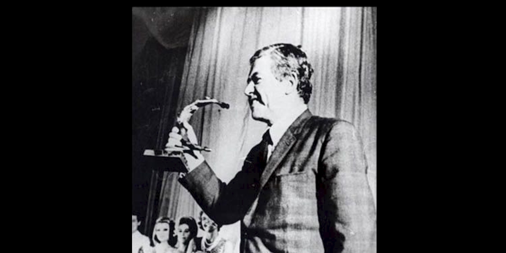 Luis Hernández Parker recibiendo el Premio Nacional de Periodismo, 1954