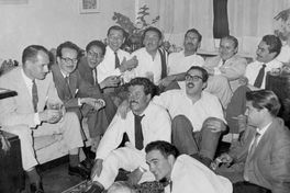 Luis Hernández Parker viendo el Mundial de Fútbol 1962, acompañado entre otros de José María Fuentes, Julio Lanzarotti, Pedro De la Barra, Agusto Olivares, Bibí de Vicenzi y José Cayuela