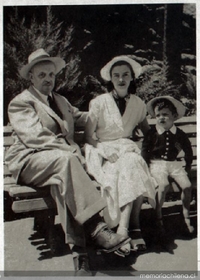 Matilde junto a su padre y su hijo