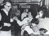Jaime Guzmán saluda a grupo de niños y mujeres en la campaña presidencial y parlamentaria de 1989