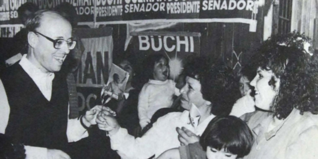 Jaime Guzmán saluda a grupo de niños y mujeres en la campaña presidencial y parlamentaria de 1989