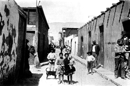 Niños y pobladores en calle principal del pueblo de La Noria, Tarapacá, ca. 1910