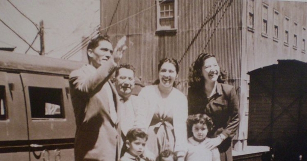 Familia despidiéndose para abordar autocarril, 1945