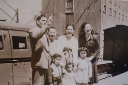 Familia despidiéndose para abordar autocarril, 1945