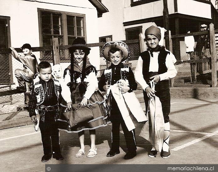 Niños de Sewell disfrazados para la fiesta del Día del Niño, ca. 1950