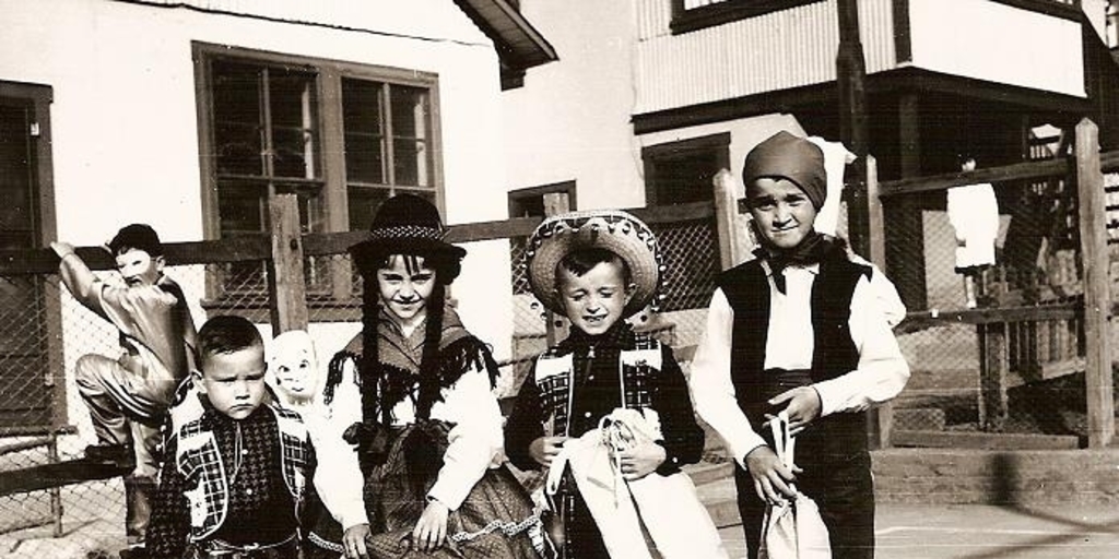 Niños de Sewell disfrazados para la fiesta del Día del Niño, ca. 1950