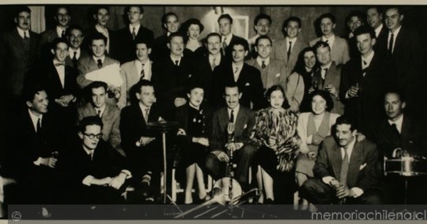 Miembros del Club de Jazz de Santiago, cuando funcionaba en calle Merced, 1953