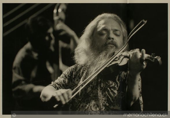 Roberto Lecaros, tocando el violín, hacia mediados de los noventa