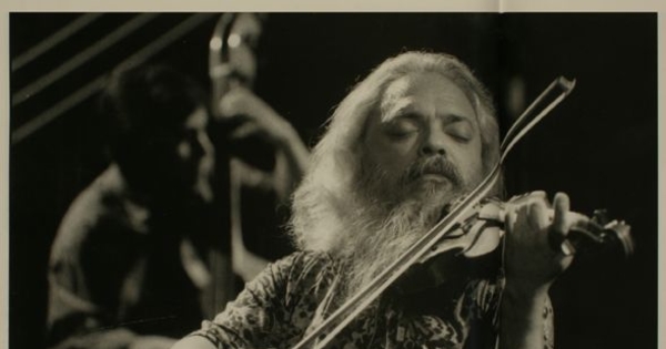 Roberto Lecaros, tocando el violín, hacia mediados de los noventa