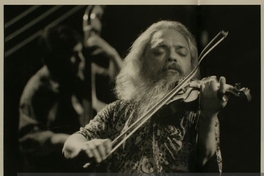 Roberto Lecaros, tocando el violín, hacia mediados de los noventa