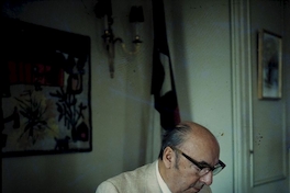Pablo Neruda, embajador de Chile en Francia en su oficina de París, 1971