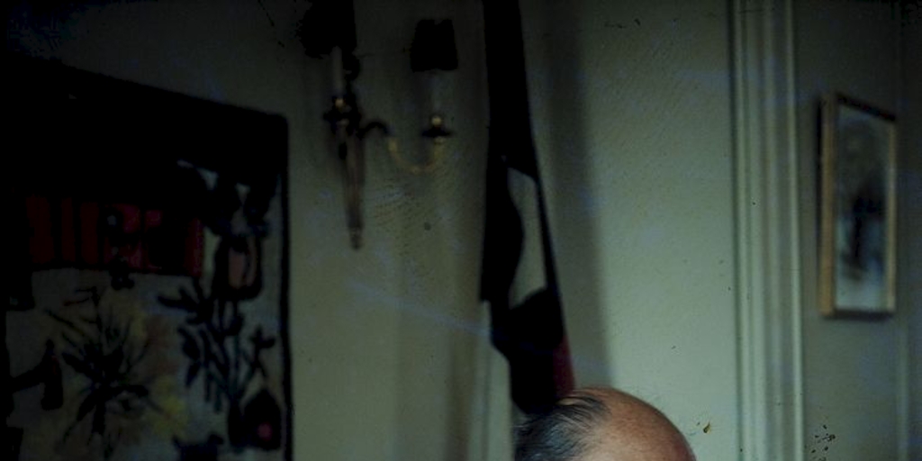 Pablo Neruda, embajador de Chile en Francia en su oficina de París, 1971