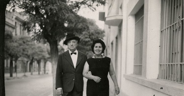 Joaquín Edwards Bello caminando junto a su esposa