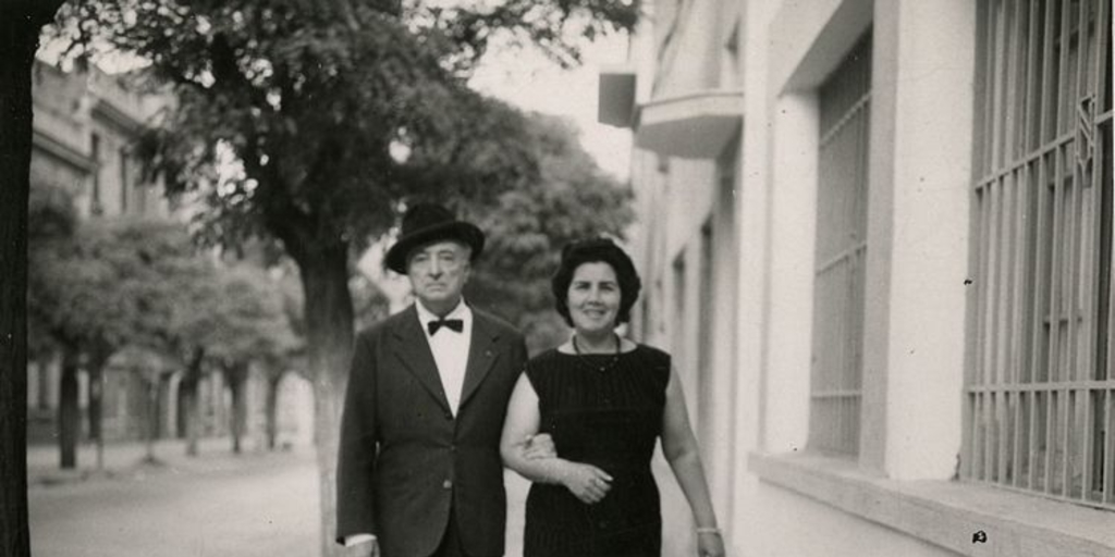 Joaquín Edwards Bello caminando junto a su esposa