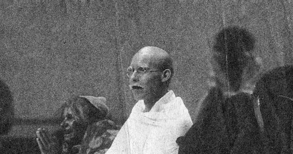 Andrés Pérez como Ghandi en La India, París 1987