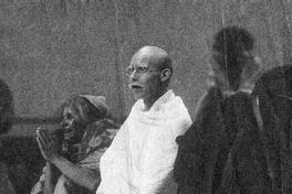 Andrés Pérez como Ghandi en La India, París 1987