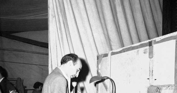 Patricio Bunster en los preparativos de una presentación del Ballet Nacional, 1961