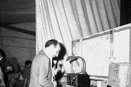 Patricio Bunster en los preparativos de una presentación del Ballet Nacional, 1961
