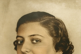 Jovencita de pelo ondulado ojos claros y boca pintada posando de lado, 1925